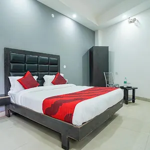 Red Snapper Couple Friendly At West Delhi New Delhi